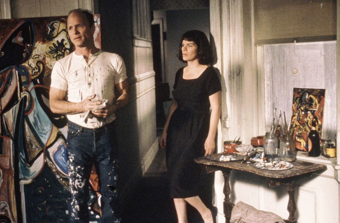 Als Jackson Pollock (Ed Harris, l.) die junge Malerin Lee Krasner (Marcia Gay Harden, r.) kennen lernt, lernt er nicht nur seine Fähigkeiten besser... - Bildquelle: 2003 Sony Pictures Television International. All Rights Reserved.