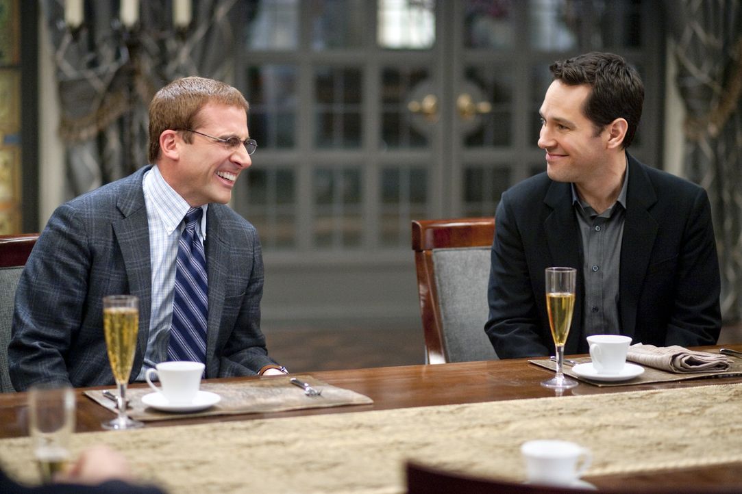 Kaum beim "Dinner für Spinner" angekommen, erkennt Tim (Paul Rudd, r.), dass sein Idiot, Finanzbeamten Barry (Steve Carell, l.), noch irrer ist als... - Bildquelle: Merie Weismiller Wallace 2010 DW Studios LLC. All Rights Reserved.
