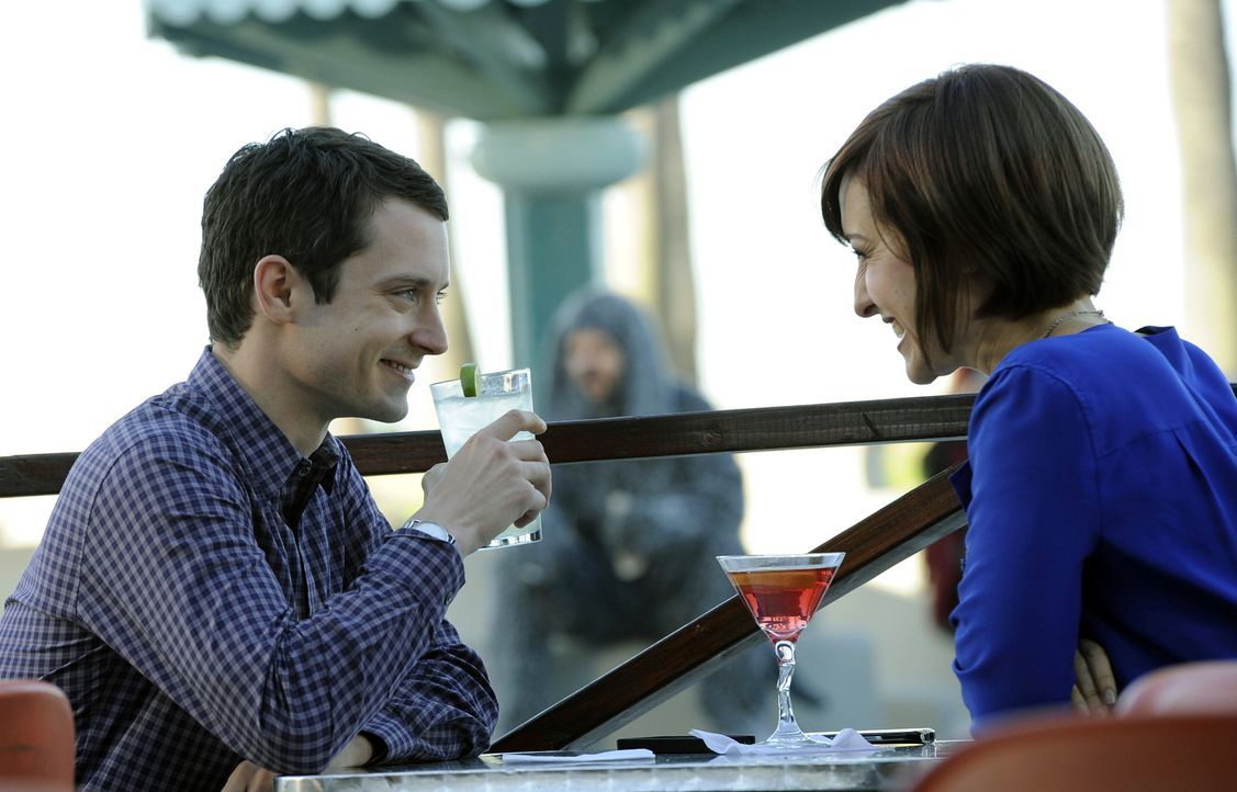 Endlich hat es Amanda (Allison Mack, r.) geschafft ein Date mit ihrem Kollegen Ryan (Elijah Wood, l.) zu ergattern. Zunächst hat er sich geziert, do... - Bildquelle: 2011 FX Networks, LLC. All rights reserved.