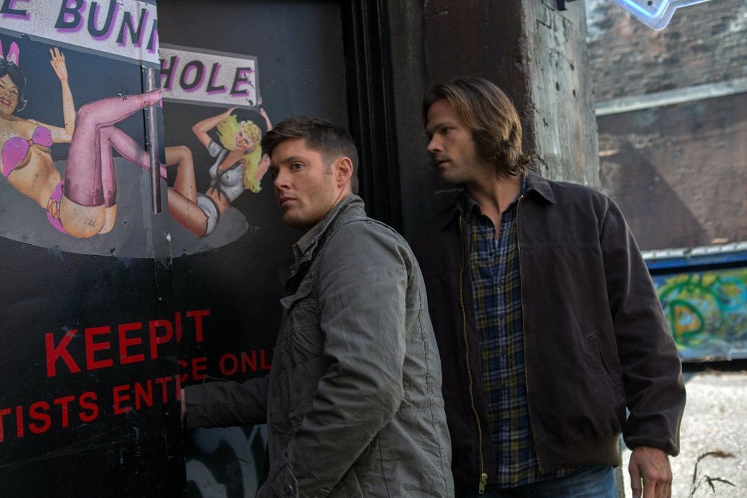 Können Sam (Jared Padalecki, r.) und Dean (Jensen Ackles, l.) eine uralte Gottheit aufhalten? - Bildquelle: Warner Bros. Television