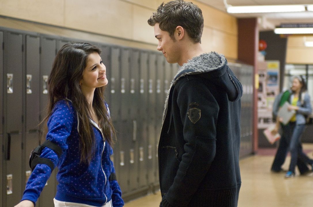 Noch ahnt Joey (Drew Seeley, r.) nicht, dass Mary (Selena Gomez, l.) das Mädchen vom Maskenball ist, das so toll tanzen kann ... - Bildquelle: Warner Brothers
