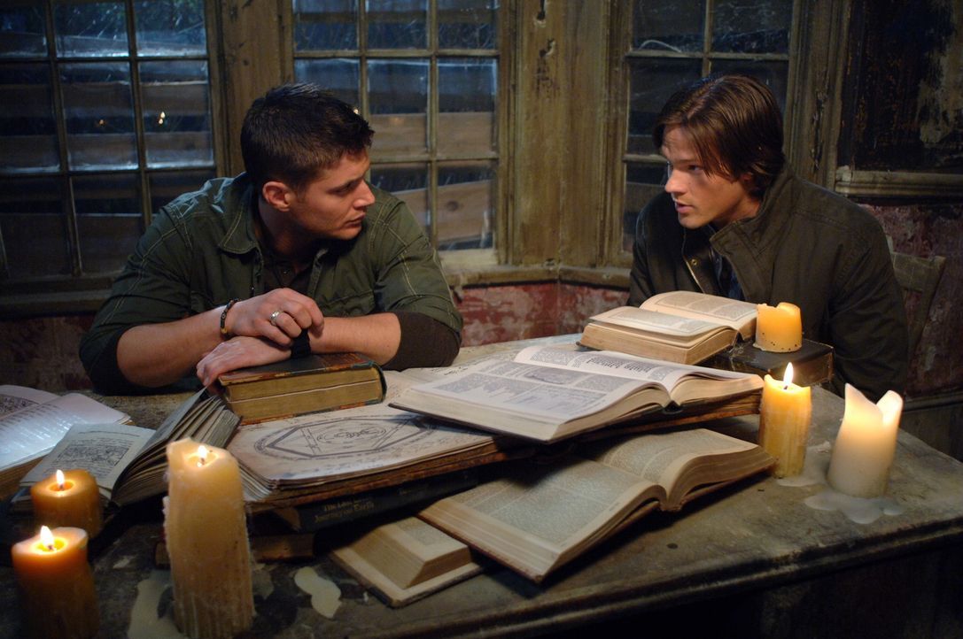 Suchen nach einer Lösung, um dem Pakt mit dem Dämon brechen zu können: Sam (Jared Padalecki, r.) und Dean Winchester (Jensen Ackles, l.) ... - Bildquelle: Warner Bros. Television