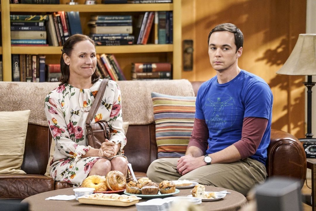 Sheldon (Jim Parsons, r.) ist entsetzt: Hat seine Mutter (Laurie Metcalf, l.) tatsächliche eine Nacht mit Leonards Vater verbracht? - Bildquelle: 2016 Warner Brothers