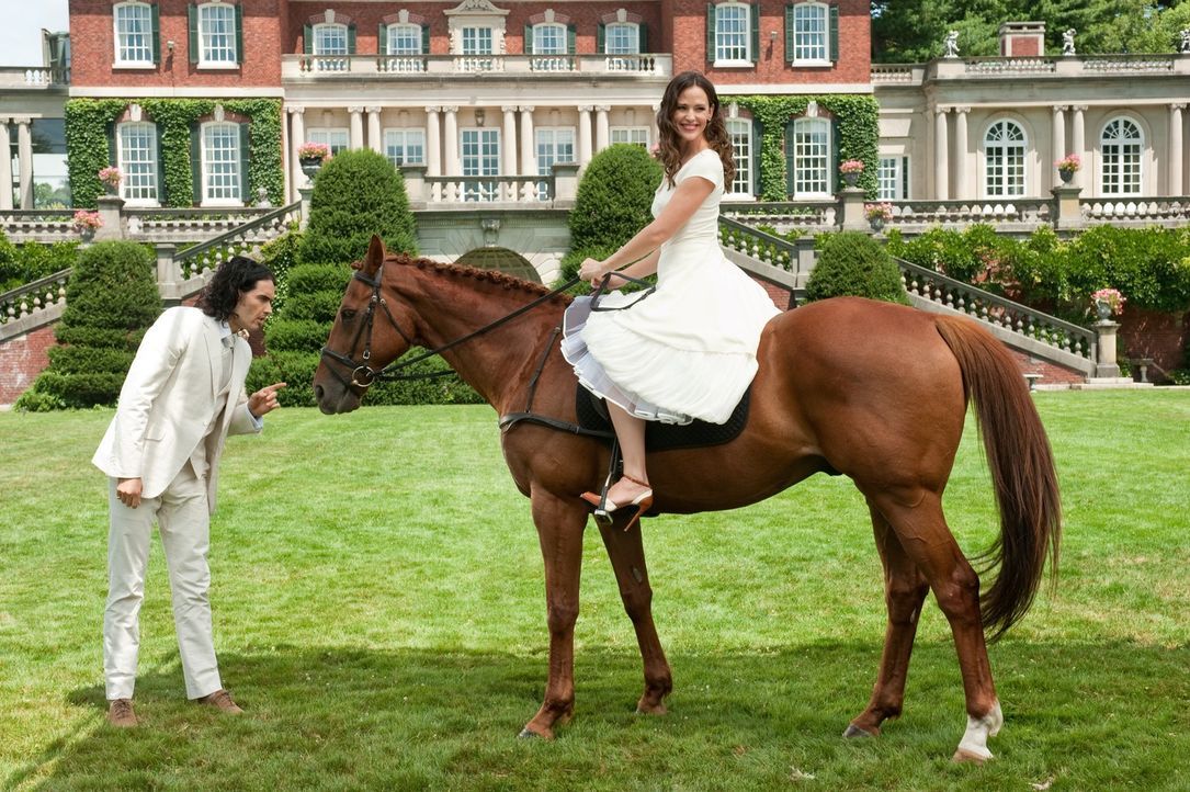 Arthur (Russell Brand, l.); Susan (Jennifer Garner, r.) - Bildquelle: Warner Bros.