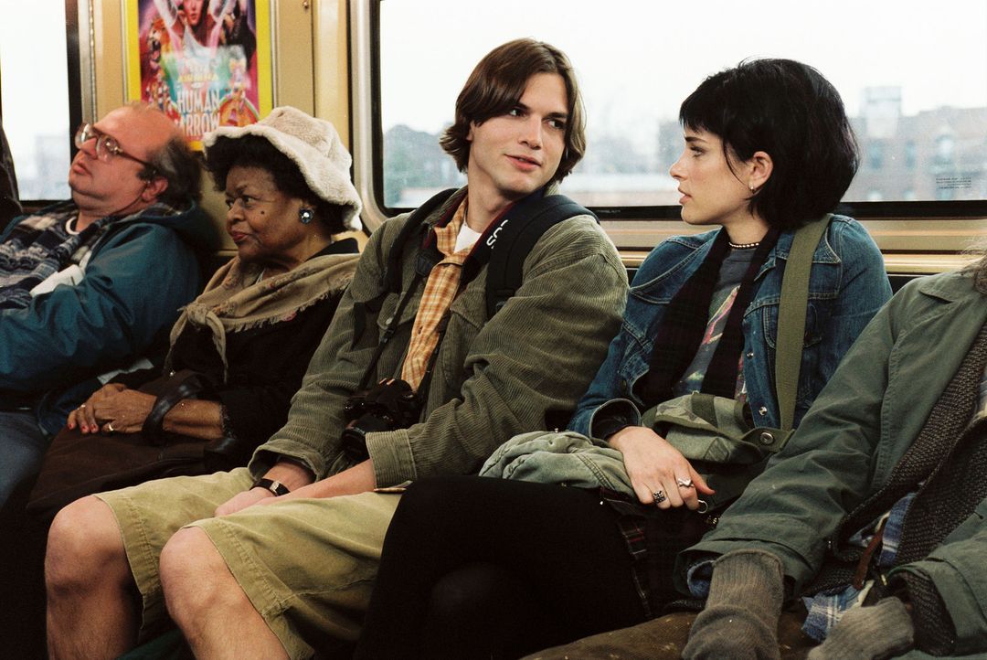 Als der biedere Oliver (Ashton Kutcher, l.) in New York mit seiner Kamera auf Sightseeing-Tour geht, läuft ihm Punkerin Emily (Amanda Peet, r.), di... - Bildquelle: Touchstone Pictures. All rights reserved