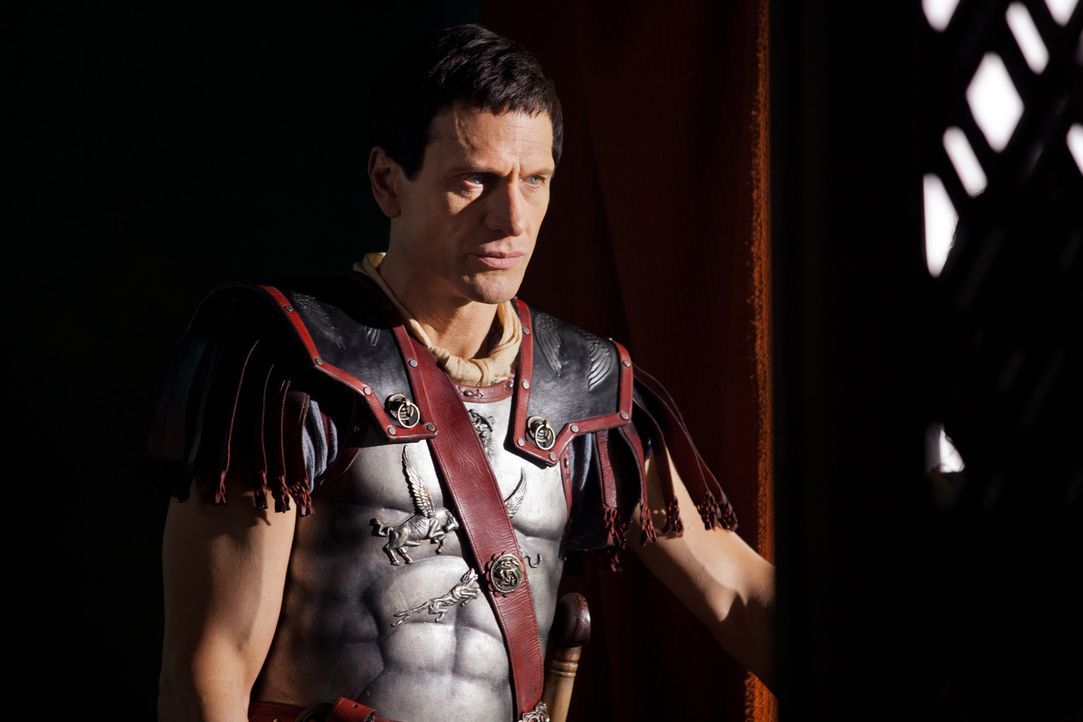 Crassus (Simon Merrells) ahnt nicht, dass sein Sohn Tiberius seine Geliebte vergewaltigt hat und beauftragt ihn, eine Feier zu Ehren eines Mannes zu... - Bildquelle: 2012 Starz Entertainment, LLC. All rights reserved.