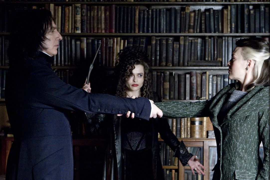Legen einen "unbrechbaren Schwur" ab: Professor Severus Snape (Alan Rickman, l.), Bellatrix Lestrange (Helena Bonham Carter, M.) und Narcissa Malfoy... - Bildquelle: Warner Brothers