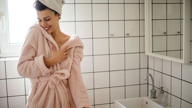 Warum du in deiner Gesichtspflege-Routine auf Mizellenwasser setzen solltest,...