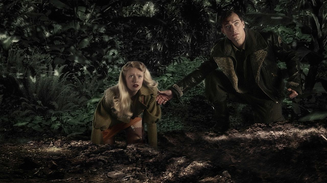 Müssen sich mit einem schier unschlagbaren Gegner herumschlagen: ?Chronicle"-Reporterin Polly Perkins (Gwyneth Paltrow, l.) und Flieger-As Jo ?Sky... - Bildquelle: TM & Copyright   Brooklyn Films II And Filmauro S.R.L.