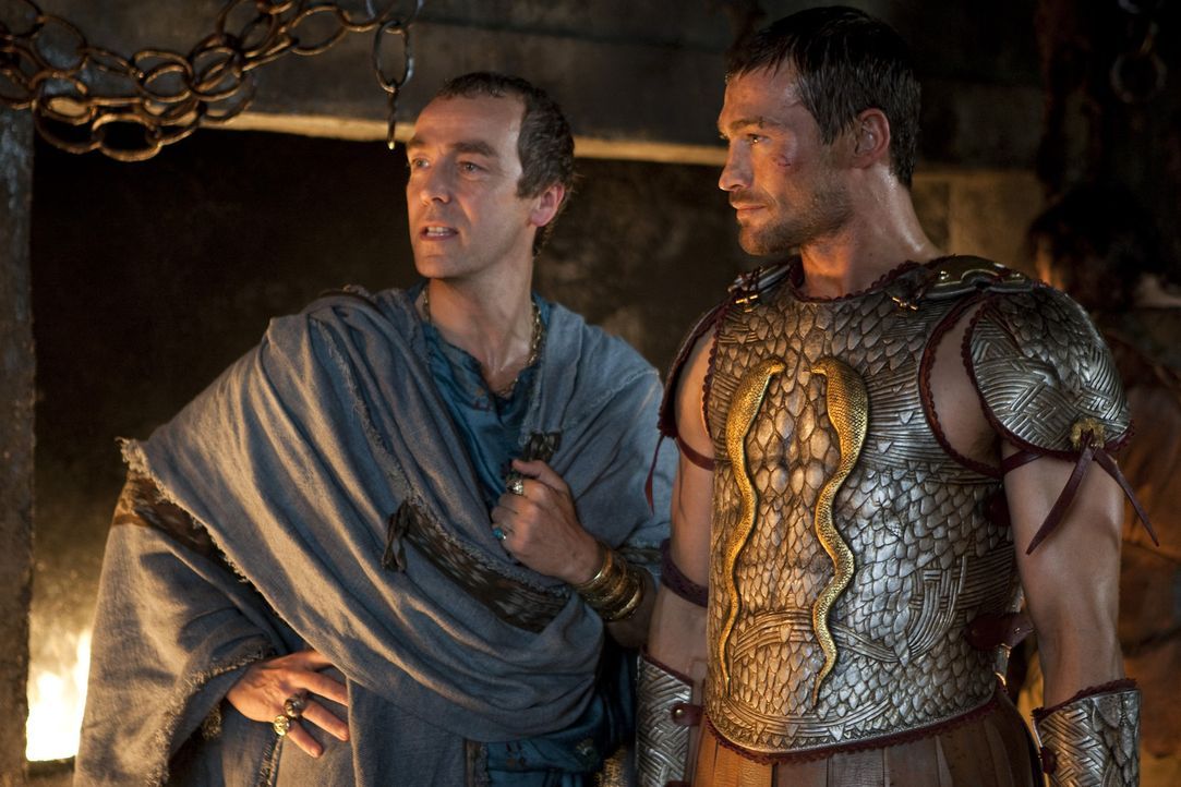 Batiatus (John Hannah, l.) ist begeistert vom Sieg und vom Ruhm des Spartakus (Andy Whitfield, r.). Er verspricht sich davon in vielen weiteren Käm... - Bildquelle: 2010 Starz Entertainment, LLC