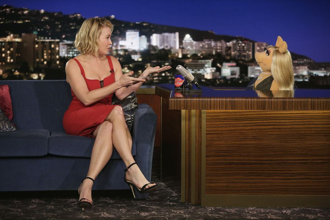 Scooter hat die Schauspielerin Chelsea Handler (l.) zu Miss Piggy (r.) in die Show eingeladen. Er ist schon lange in sie verknallt und wünscht sich... - Bildquelle: Nicole Wilder ABC Studios