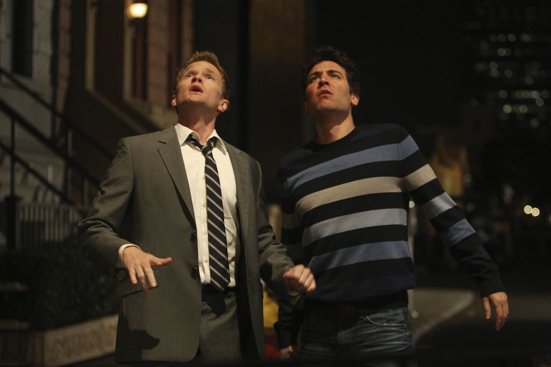 Während sich Ted (Josh Radnor, r.) und Barney (Neil Patrick Harris, l.) um Robin streiten, haben Lily und Marshall beschlossen in seperaten Betten... - Bildquelle: 20th Century Fox International Television