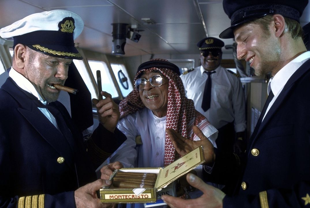 Gauner sind sie alle: In Dubai angekommen, müssen Jonathan (Klaus Löwitsch, l.) und Sven (Igor Jeftic, r.) den Hafenmeister (Ramin Yazdani, M.) mi... - Bildquelle: ProSieben