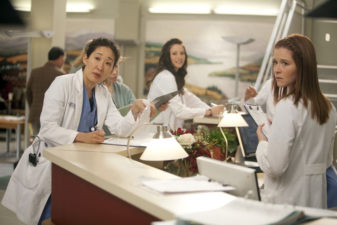 Sind gespannt, wer den Posten des neuen leitenden Assistenzarzt bekommt: Cristina (Sandra Oh, l.), Lexie (Chyler Leigh, M.) und April (Sarah Drew, r... - Bildquelle: ABC Studios