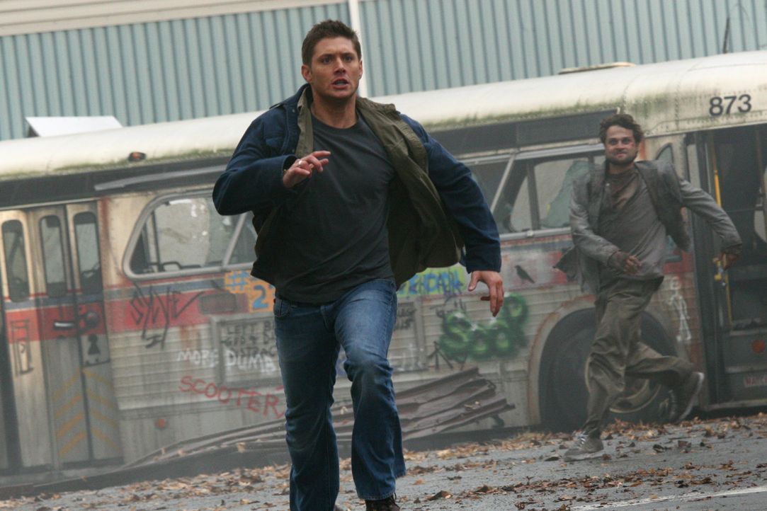 Sam möchte gern wieder zusammen mit Dean (Jensen Ackles, vorne) dafür kämpfen, die Apokalypse aufzuhalten, doch Dean lehnt das Angebot ab. Plötz... - Bildquelle: Warner Bros. Television