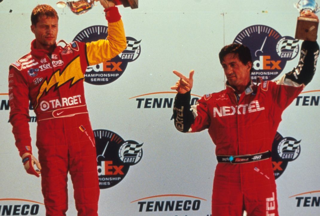 Zwischen den beiden Rennfahrern Joe Tanto (Sylvester Stallone, r.) und Beau Brandenburg (Til Schweiger, l.) entbrennt ein lebensgefährliches Duell... - Bildquelle: Warner Bros.