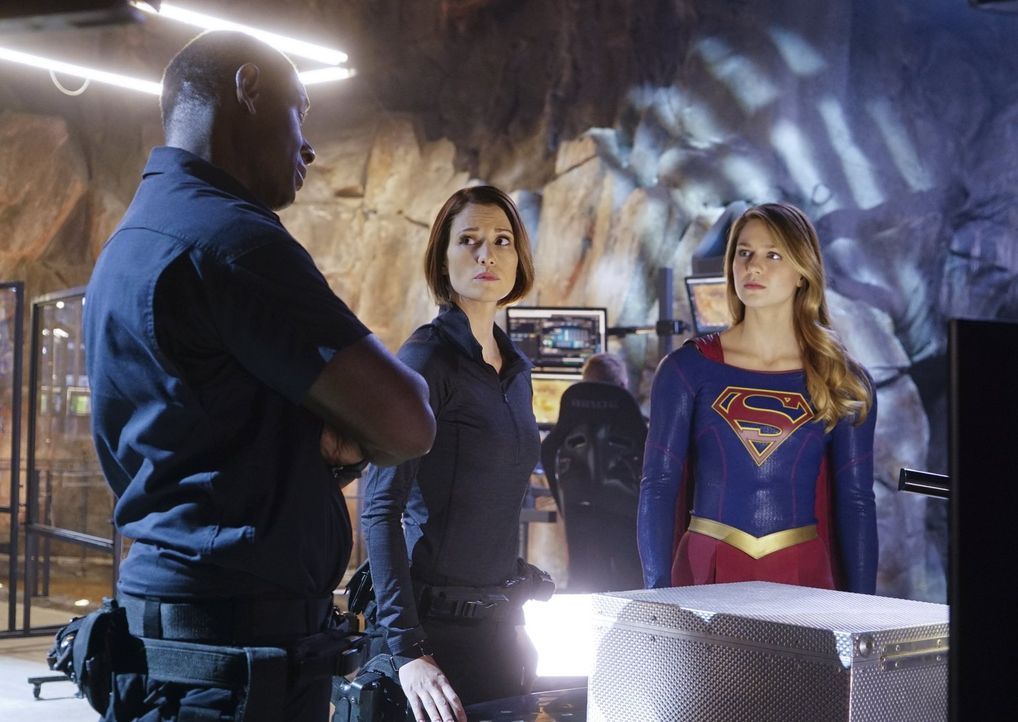 Als Maxwell Lord Frankenstein spielt und sein eigenes Monster kreiert, das eine exakte Kopie von Supergirl darstellt, sind Kara (Melissa Benoist, r.... - Bildquelle: 2015 Warner Bros. Entertainment, Inc.