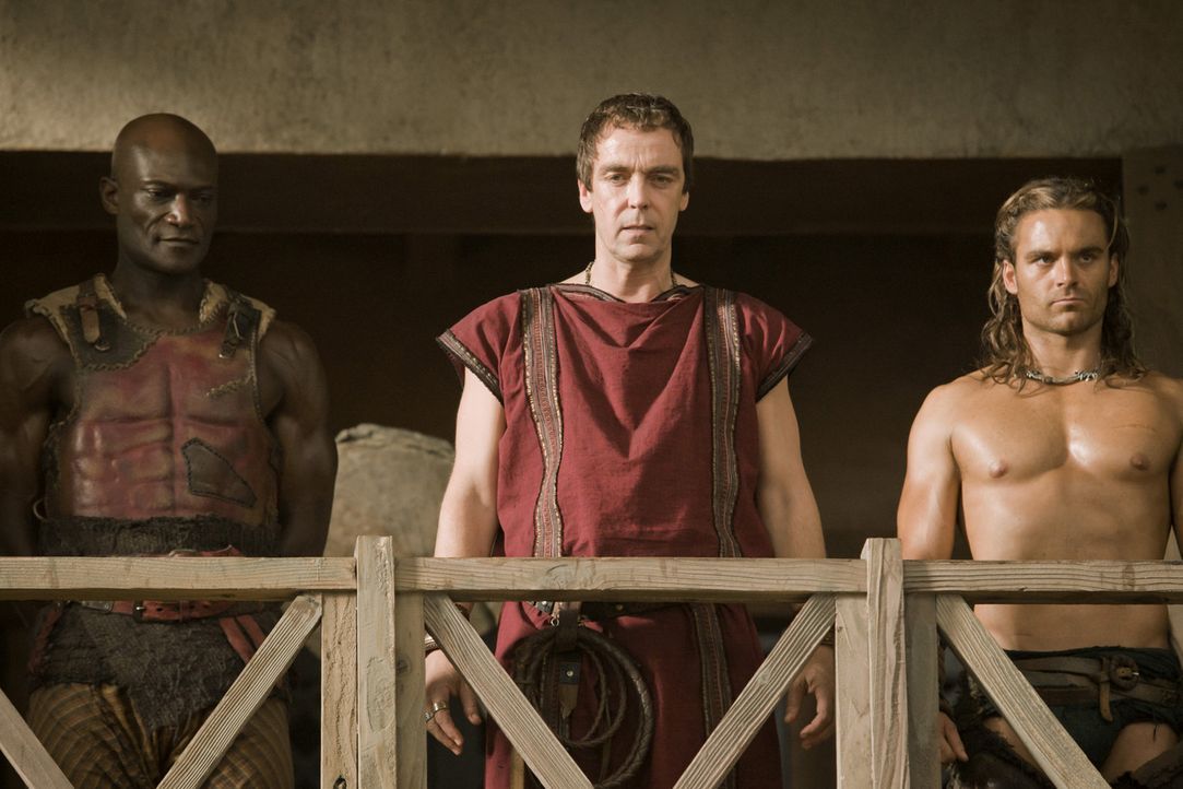 Batiatus (John Hannah, M.) ist sich sicher, dass Drago (Peter Mensah, l.) und Gannicus (Dustin Clare, r.) dem Ludus große Ehre bringen werden ... - Bildquelle: 2010 Starz Entertainment, LLC