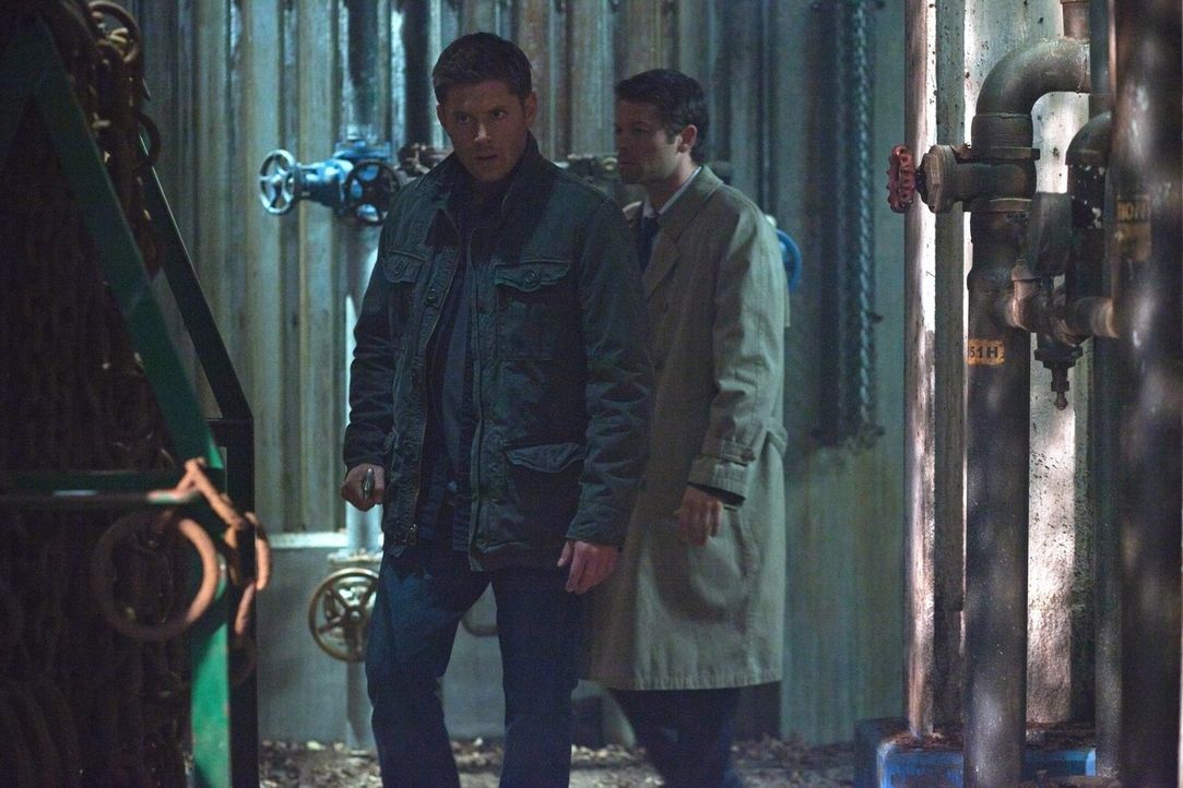 Nachdem Cas (Misha Collins, r.) auf mysteriöse Weise aus dem Fegefeuer entkommen ist, stellt Dean (Jensen Ackles, l.) eine entscheidende Frage: Wer... - Bildquelle: Warner Bros. Television