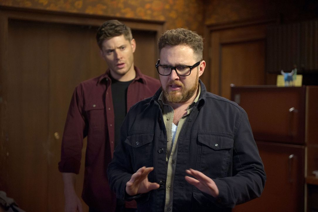 Wird ausgerechnet Ed (A.J. Buckley, r.) Dean (Jensen Ackles, l.) und Sam auf die richtige Spur bei ihrem neusten Fall bringen? - Bildquelle: 2013 Warner Brothers