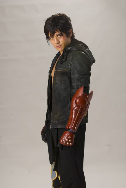 Jin (Jon Foo) ist ein junger Straßenkämpfer. Als seine Mutter von den Soldaten des Großkonzerns "Tekken" getötet wird, sinnt er auf Rache ... - Bildquelle: 2010 CST PRODUCTIONS, LLC   ALL RIGHTS RESERVED
