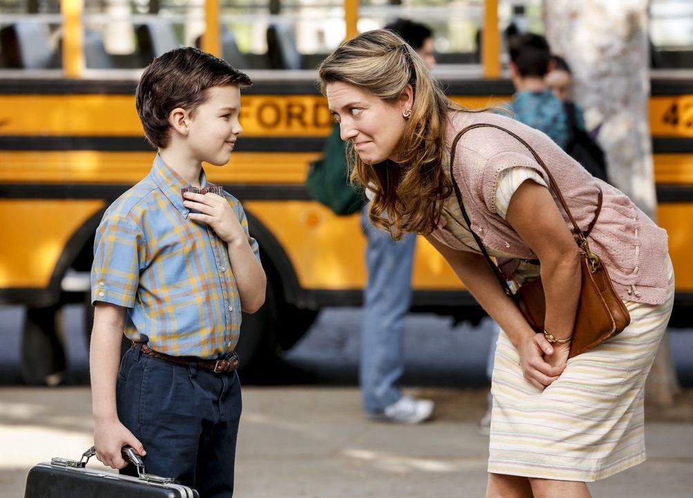 Die gläubige Amy (Zoe Perry, r.) versucht, die Eigenheiten ihres hochintelligenten Sohns Sheldon (Iain Armitage, l.) vor den anderen Menschen zu ver... - Bildquelle: Warner Bros.
