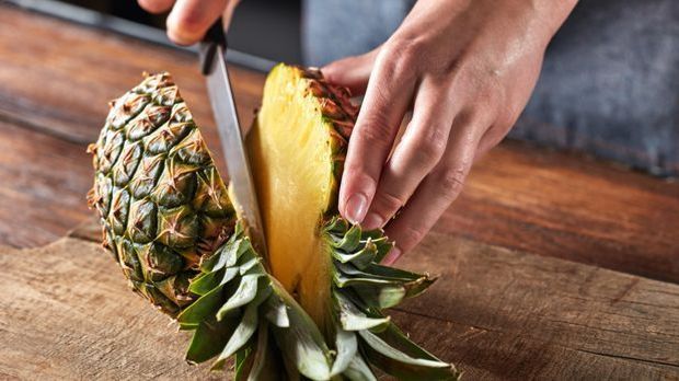 Ananas mit einem Messer richtig schneiden