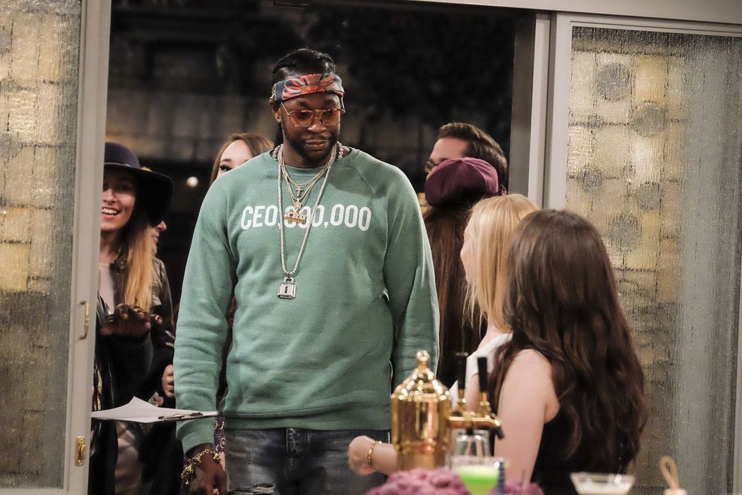 Sogar Rapper 2 Chainz (2 Chainz) stattet der neu eröffneten Dessert-Bar von Max und Caroline einen Besuch ab ... - Bildquelle: Warner Bros. Television
