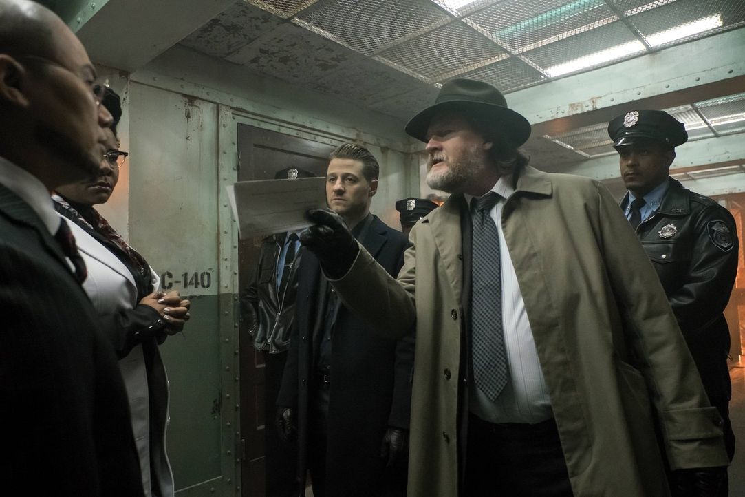 Bullock (Donal Logue, 2.v.r.) und Gordon (Ben McKenzie, M.) sind auf der Suche nach Azrael. Die Spuren führen zu Dr. Strange (B.D. Wong, l.). Doch a... - Bildquelle: Warner Brothers