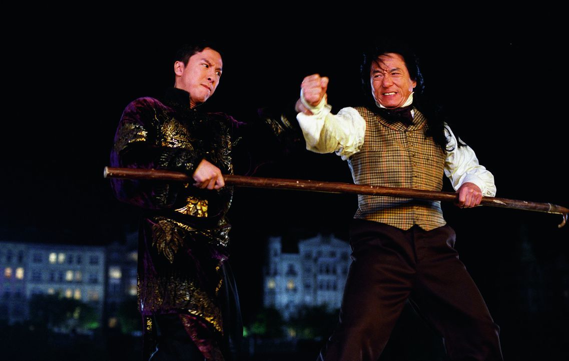Zwischen Chon Wang (Jackie Chan, r.) und dem teuflischen Lord Nelson Rathbone (Aidan Gillen, l.) entbrennt ein Kampf auf Leben und Tod ... - Bildquelle: 2002 Touchstone Pictures and Spyglass Entertainment Group, L.P.