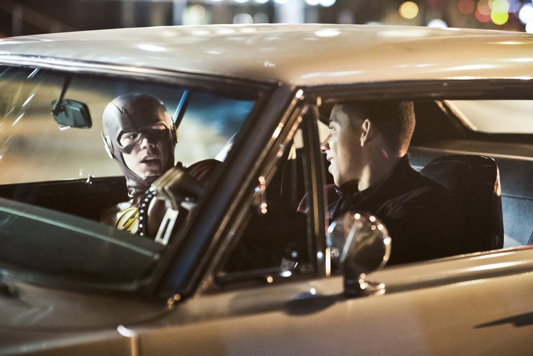 Wally (Keiynan Lonsdale, r.) hilft Barry alias The Flash (Grant Gustin, l.) gegen die riesige Anzahl von bösen Metawesen anzugehen - sehr zum Missfa... - Bildquelle: Warner Bros. Entertainment, Inc.