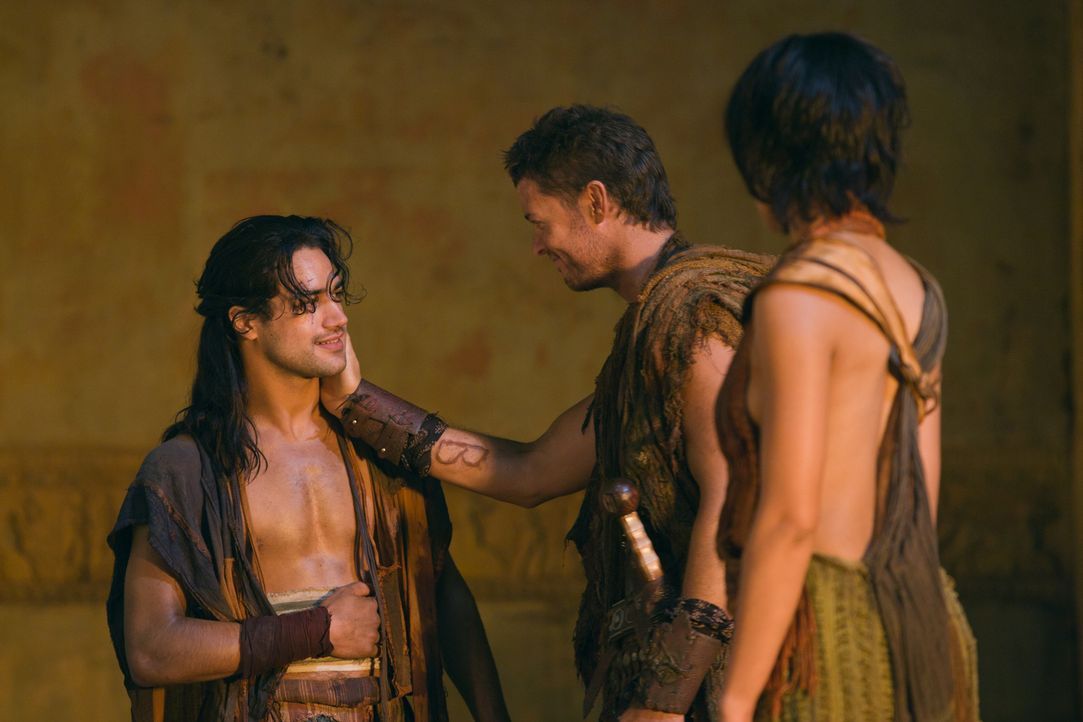 Während Naevia (Cynthia-Addai Robinson, r.) und der verletzte Nasir (Pana Hema Taylor, l.) im verfallenen Tempel bleiben, wagen sich Spartacus, Mira... - Bildquelle: 2011 Starz Entertainment, LLC. All rights reserved.