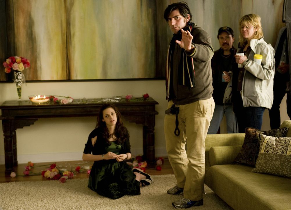 Regisseur Chris Weitz, 2.v.l. und seine Hauptdarstellerin Kristen Stewart, l. beim Dreh - Bildquelle: 2009 Concorde Filmverleih GmbH