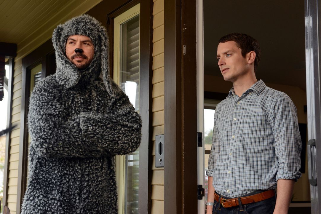 Eigentlich bevorzugt Ryan (Elijah Wood, r.) den einfachsten Weg, aber Wilfred (Jason Gann, l.) zwingt ihn jetzt mit seiner Vergangenheit aufzuräumen... - Bildquelle: 2011 FX Networks, LLC. All rights reserved.