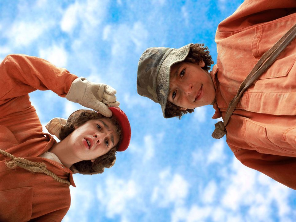 Unschuldig wird der junge Stanley (Shia LaBeouf, l.) zu 18 Monaten Umerziehung im Straflager Camp Green Lake verurteilt, wo er und seine Mithäftlin... - Bildquelle: Buena Vista Pictures Distribution