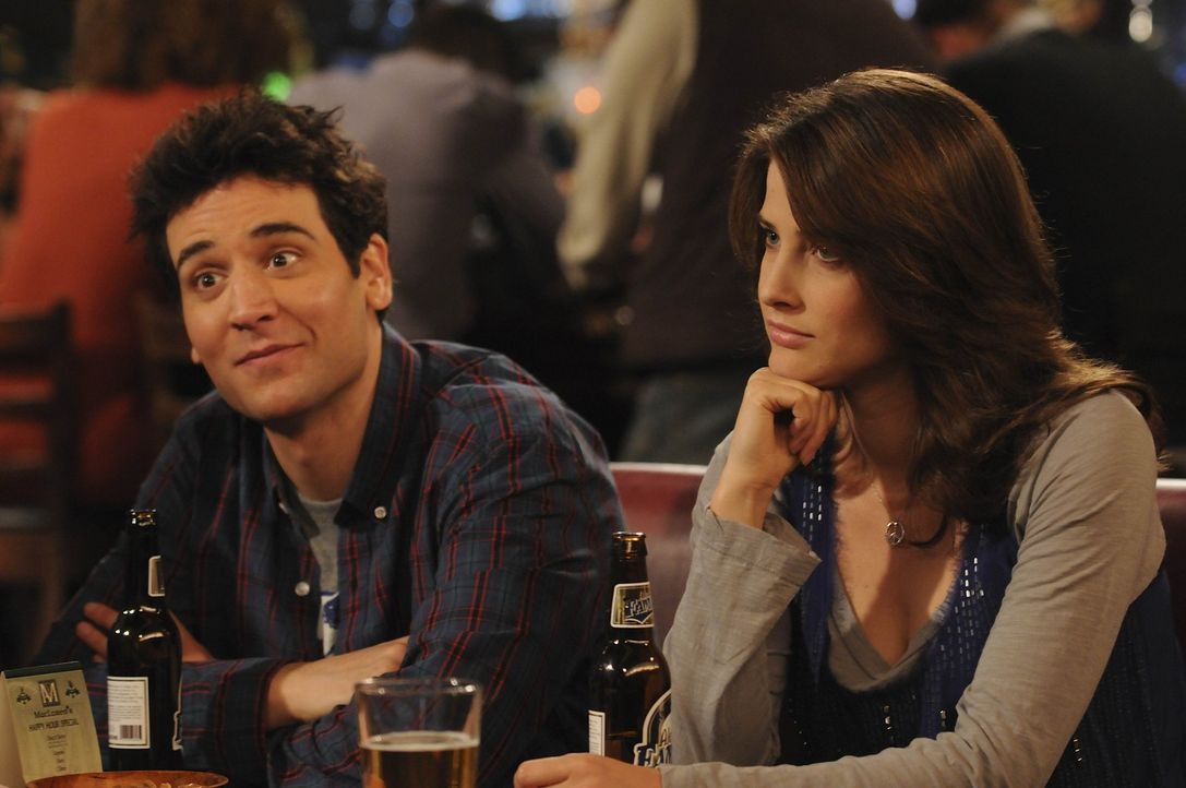 Während Ted (Josh Radnor, l.) bei Tiffany am Haken hängt, hält Robin (Cobie Smulders, r.) hält Kameramann Mike hin ... - Bildquelle: 20th Century Fox International Television