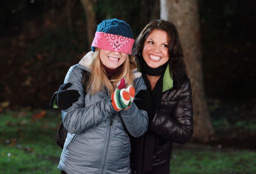 Da wird Arizona (Jessica Capshaw, l.) Augen machen - Callie (Sara Ramirez, r.) hat zum Valentinstag eine Überraschung für sie vorbereitet ... - Bildquelle: ABC Studios