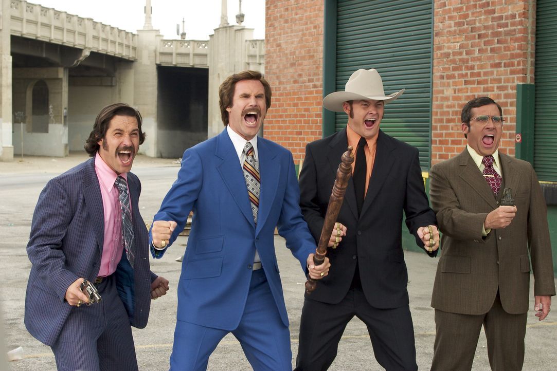 Mit seinem Team, Brian (Paul Rudd, l.), Champ (David Koechner, 2.v.r.) und Wetterfrosch Brick Tamland (Steve Carell, r.), ist Ron Burgundy (Will Fer... - Bildquelle: Frank Masi DreamWorks