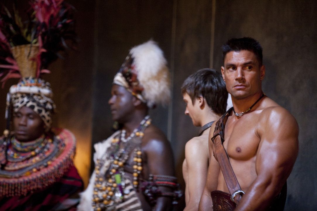 Nach wie vor provoziert Crixus (Manu Bennett, r.) Spartacus bei jeder Gelegenheit. Auf dem Fest der Vulkanalien müssen die beiden Streithähne gege... - Bildquelle: 2010 Starz Entertainment, LLC