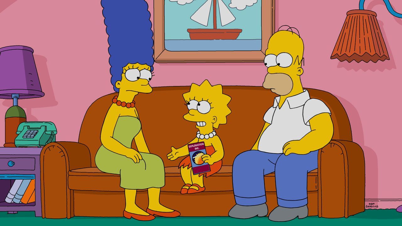 Lisa (M.) meldet sich freiwillig für eine zukünftige One-Way-Reise zum Mars, was Marge (l.) und Homer (r.) natürlich nicht gefällt. Eine Idee muss h... - Bildquelle: 2015 Fox and its related entities.  All rights reserved.