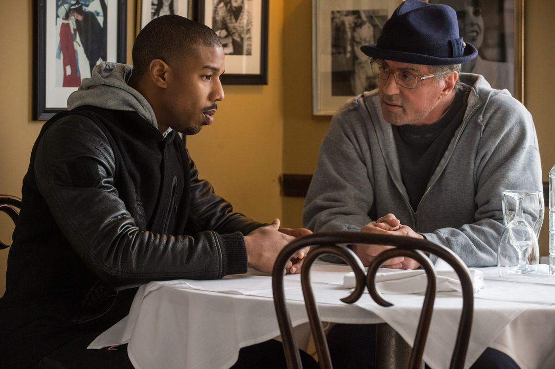 Adonis Johnson (Michael B. Jordan, l.); Rocky Balboa (Sylvester Stallone, r.) - Bildquelle: Barry Wetcher 2015 Warner Bros. Entertainment Inc. and Metro-Goldwyn-Mayer Pictures Inc.  All Rights Reserved. / Barry Wetcher