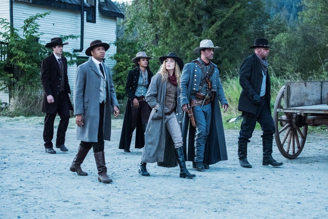 Im Jahre 1874 wartet viel Arbeit auf (v.l.n.r.) Ray (Brandon Routh), Jefferson (Franz Drameh), Amaya (Maisie Richardson-Sellers), Sara (Caity Lotz)... - Bildquelle: Warner Brothers