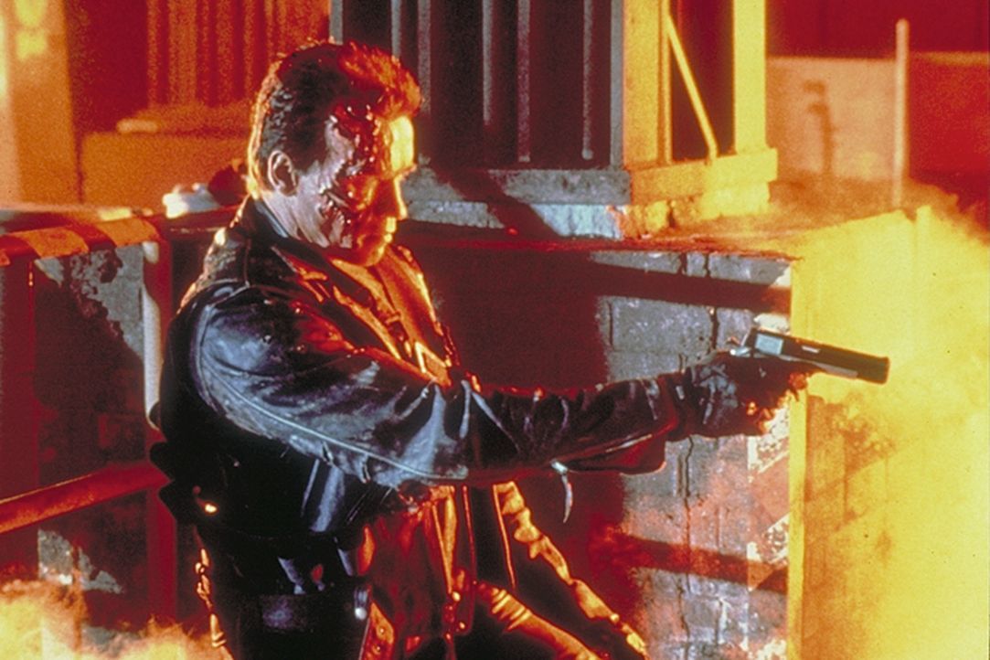 Eine Untergrundorganisation schickt aus der Zukunft einen Terminator (Arnold Schwarzenegger), der darauf programmiert ist, Menschen vor Gefahren zu... - Bildquelle: Columbia TriStar Films