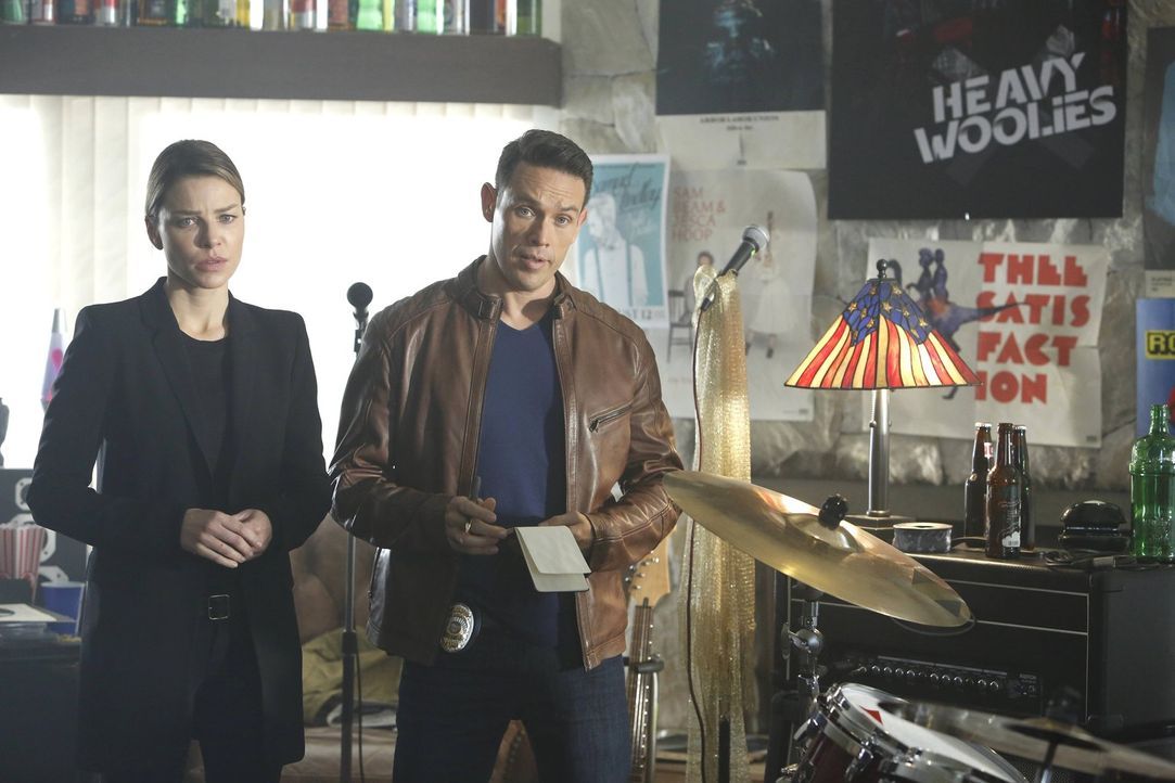 Dan (Kevin Alejandro, r.) versucht, Chloe (Lauren German, l.) zur Seite zu stehen, als Lucifer erst spurlos verschwindet und dann mit einer erschütt... - Bildquelle: 2016 Warner Brothers