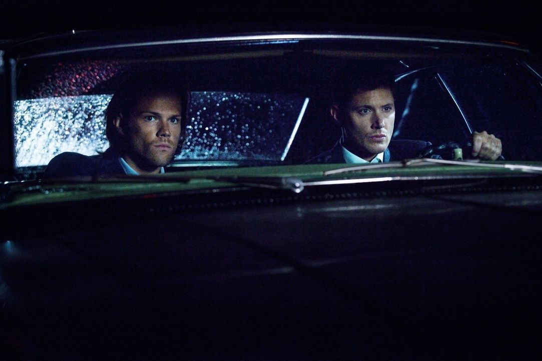 Noch ahnen Sam (Jared Padalecki, l.) und Dean (Jensen Ackles, r.) nicht, mit welchen üblen Tricks von Crowley Kevin im Bunker zu kämpfen hat ... - Bildquelle: 2013 Warner Brothers