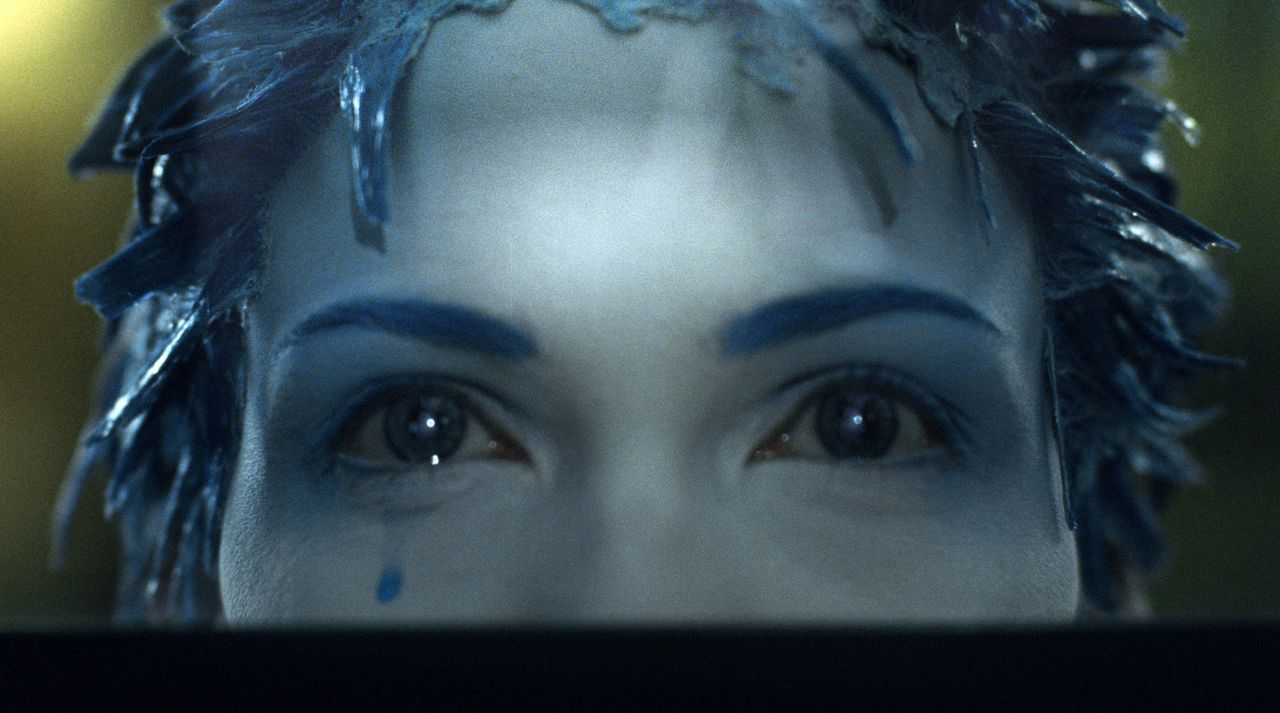 Jill (Linda Hardy) ist ein betörendes Zwitterwesen aus Mensch und Mutant, die mit blauen Haaren und weißer Haut ihre einsamen Tränen in den Schlucht... - Bildquelle: TF1 Films Productions