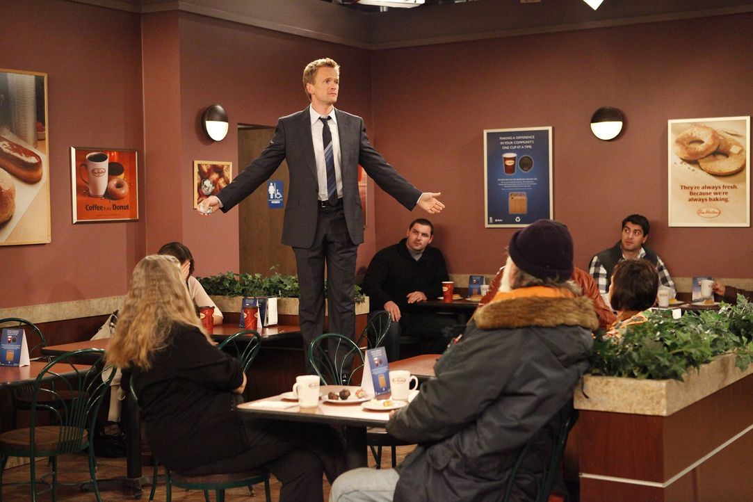 In einem Café, macht sich Barney (Neil Patrick Harris, stehend) wieder einmal über die Kanadier und ihr Land lustig und kassiert daraufhin eine he... - Bildquelle: 20th Century Fox International Television
