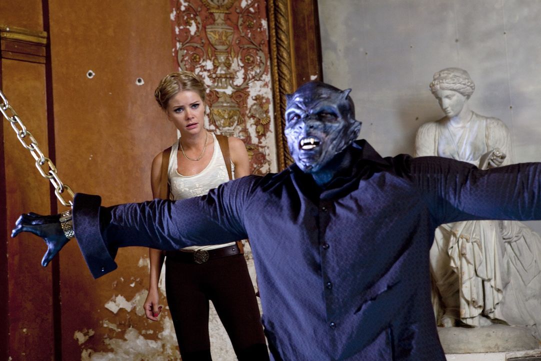 Es gelingt Elizabeth (Anita Briem, l.), Vargas (Taye Diggs, r.) in den Dämon Belial zu verwandeln. Doch unglücklicherweise gehorcht dieser ihr nicht... - Bildquelle: Kinowelt GmbH