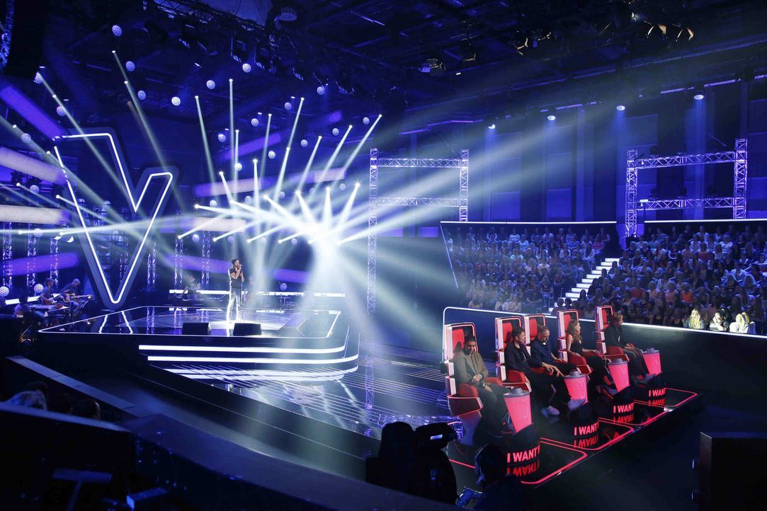 Die Musiker Andreas Bourani (l.), Michi Beck (2.v.l.), Yvonne Catterfeld (2.v.r.), Smudo (M.) und Samu Haber (r.) suchen "The Voice of Germany"  ... - Bildquelle: Richard Hübner SAT.1/ProSieben