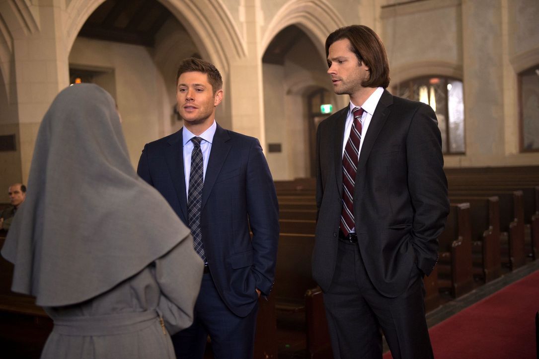 Noch ahnen Dean (Jensen Ackles, l.) und Sam (Jared Padalecki, r.) nicht, was in einer katholischen Kirche wirklich vor sich geht, bei der sich Mitgl... - Bildquelle: 2016 Warner Brothers